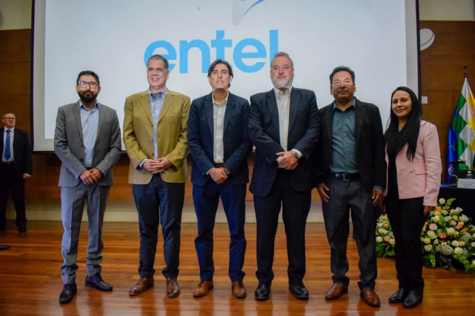 Posesionan a nuevo directorio de Entel