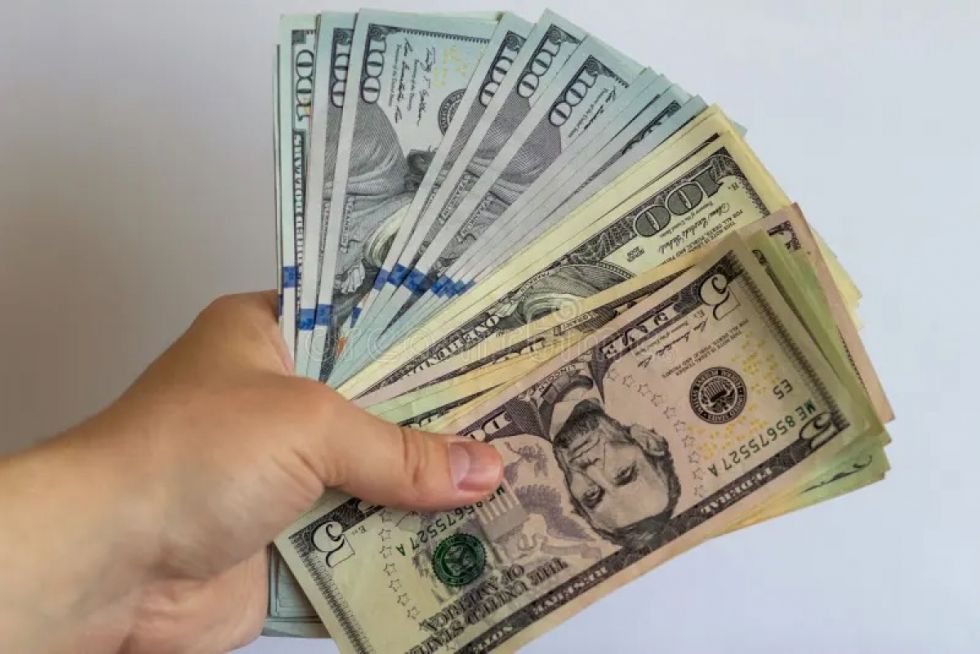 El dólar referencial baja la  presión, pero no la escasez