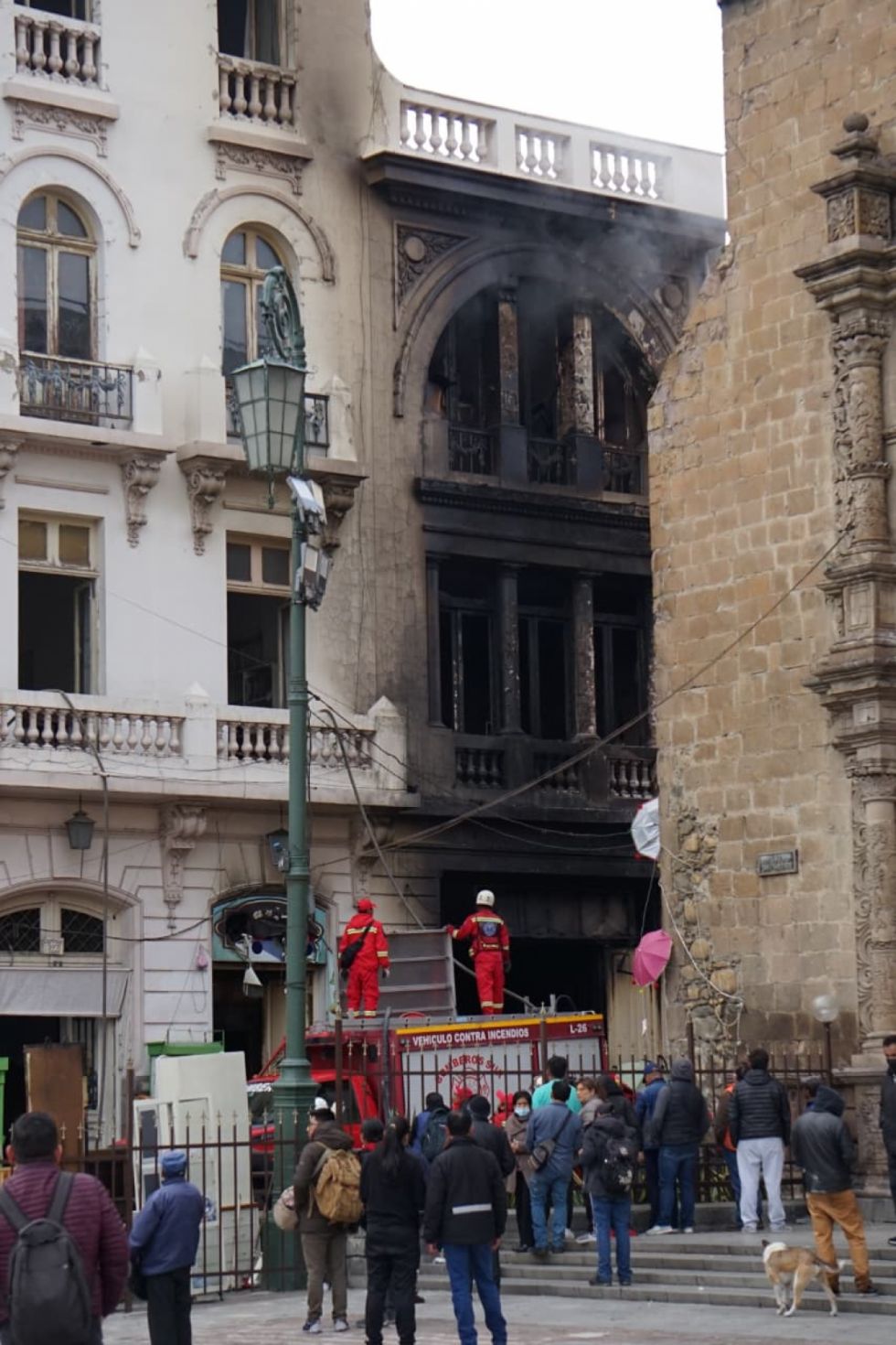 Voraz incendio consume galería artesanal a metros de San Francisco en La Paz