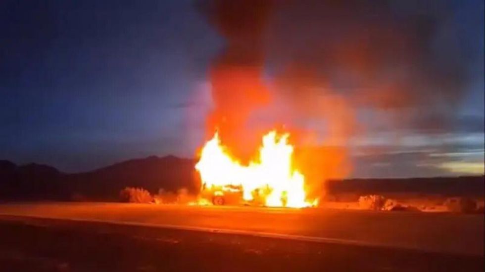 Tres personas mueren calcinadas tras choque entre minibuses en Pisiga- Oruro
