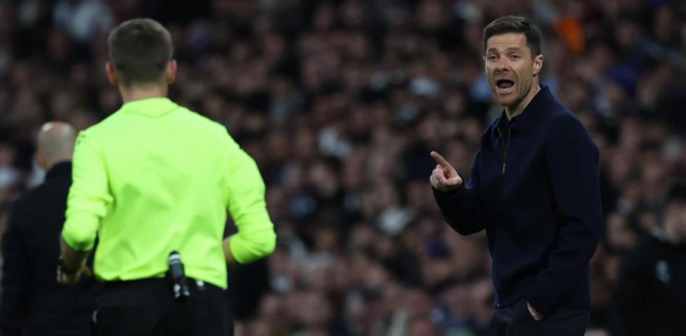 Xabi Alonso le fue a pedir explicaciones al árbitro en el túnel de vestuarios