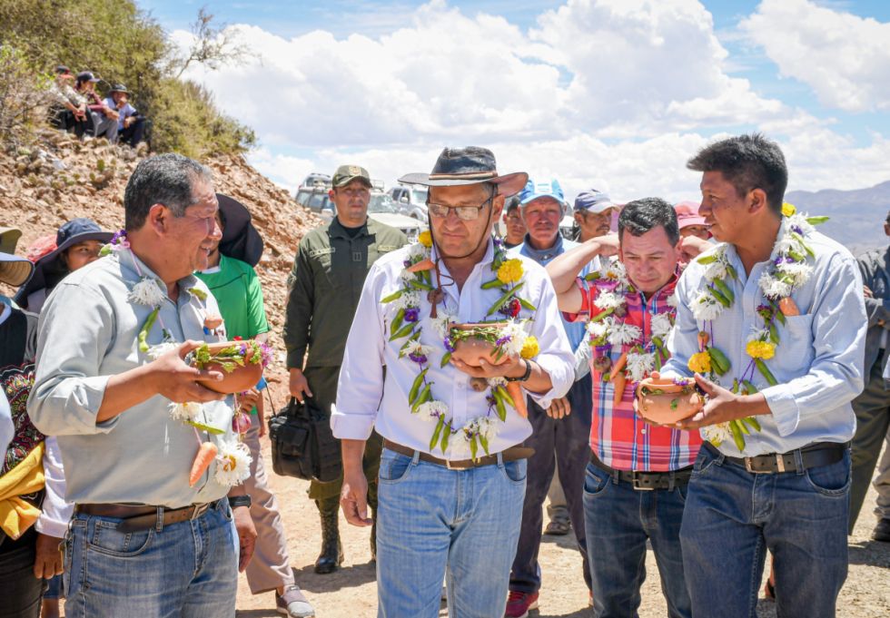 Gobernación de Tarija entrega camino D-707 y canastas alimentarias en Yunchará