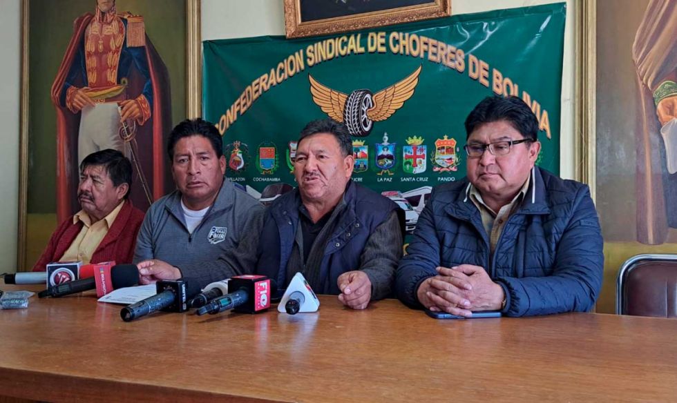 Choferes van al paro indefinido el lunes; Paz mantiene el Decreto 5503