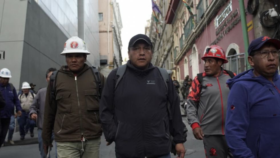 Ampliado de la COB decide seguir con el paro indefinido en rechazo al DS 5503