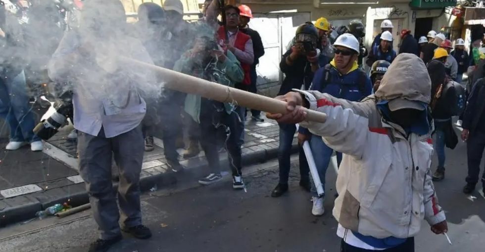 Tensión en Plaza Murillo: enfrentamientos durante movilización de la COB