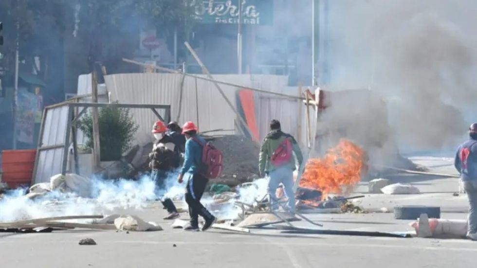Destrozos, un peatón herido y un arrestado tras manifestación de la COB en Plaza Murillo