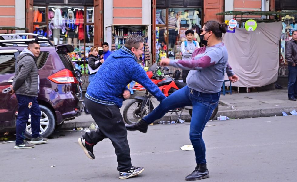 Manifestantes atacaron a latigazos y golpes a reporteros en jornada de protesta de la COB