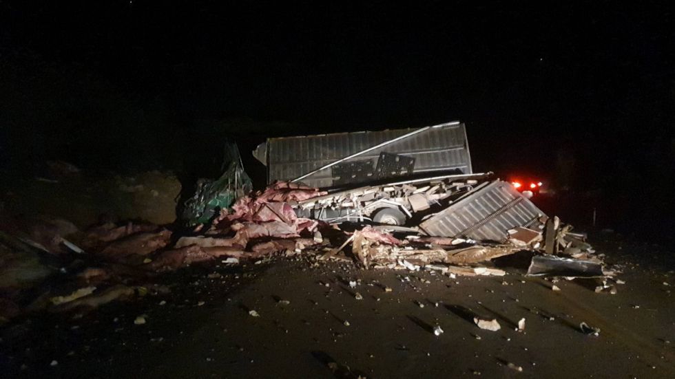 Camión frigorífico choca contra una peña y deja un conductor fallecido