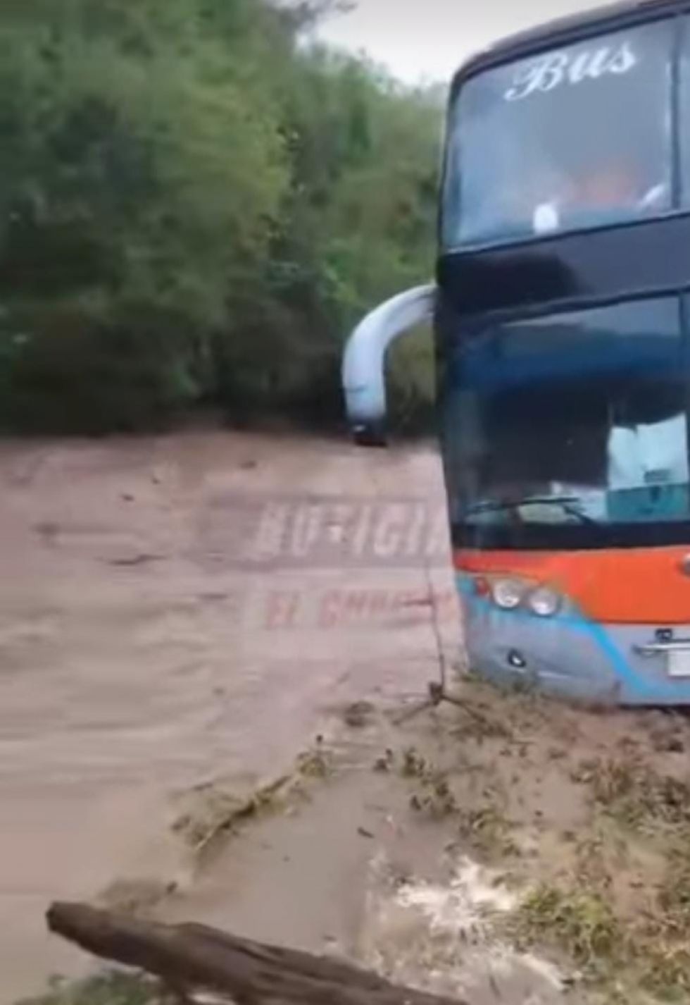 Lluvias provocan que flota quede encunetada en el tramo Yacuiba–Villa Montes