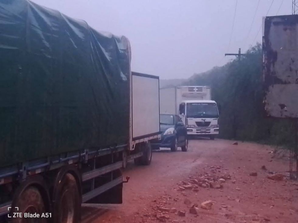 Dos derrumbes bloquean la ruta Tarija–Chaco y suspenden salidas de buses 