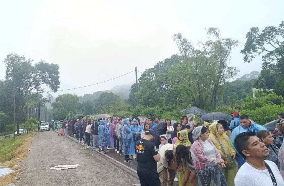 Frontera sin chalanas provoca colapso migratorio en Aguas Blancas