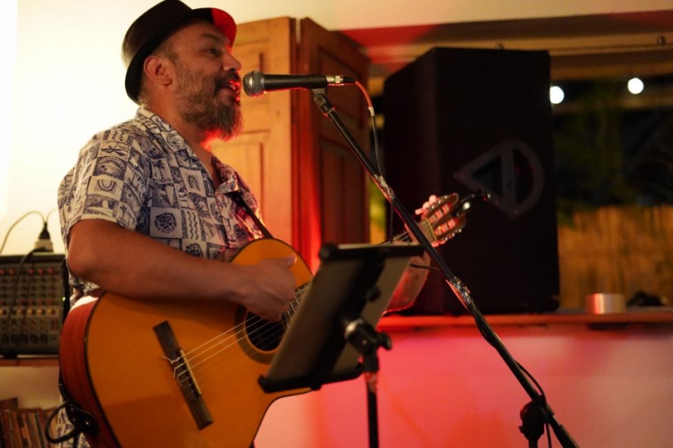 Vadik Barrón trae poesía y composición musical a Tarija
