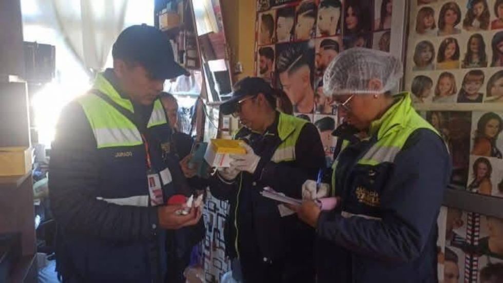 Expertos alertan peligros en la decoloración del pelo en niños 
