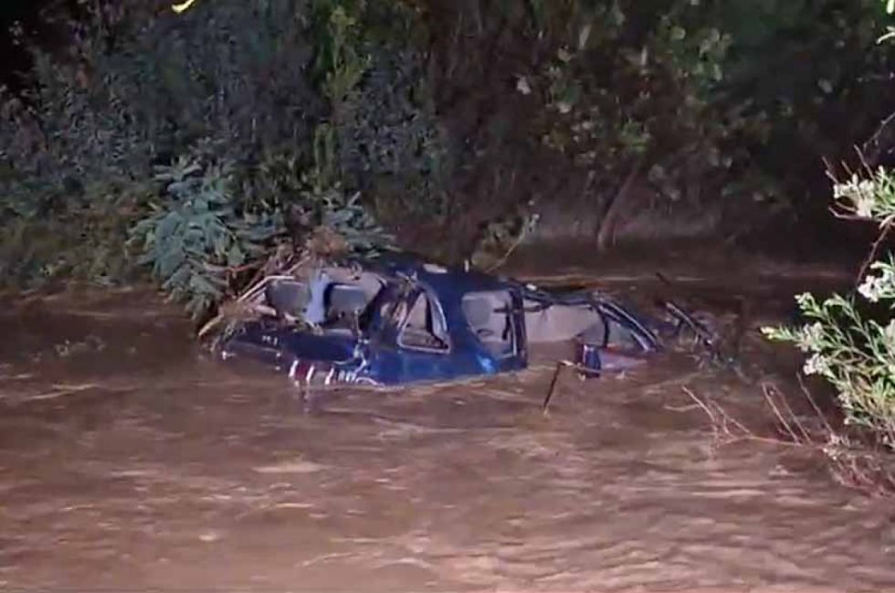 Rescatan a dos personas de vehículo arrastrado por el río Camacho; el conductor sigue desaparecido