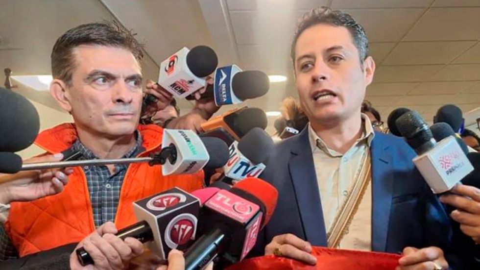 Paz firmará decreto desde el exterior mientras Lara viaja a Panamá