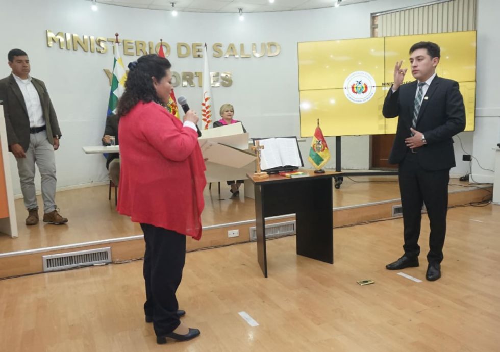 Ministra de Salud posesiona a nuevo director del FNSE