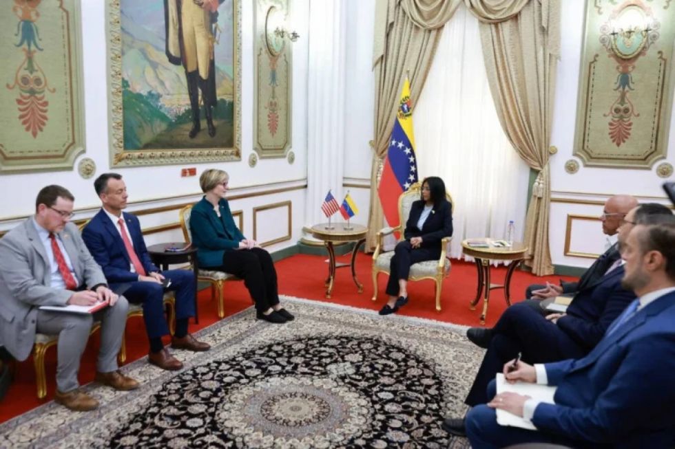 Delcy Rodríguez se reunión con la enviada de EEUU