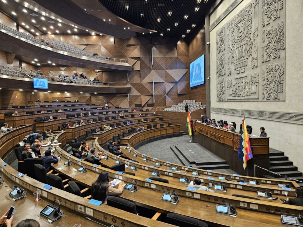 Proponen que los parlamentarios ganen por sesión, “porque después veranean”