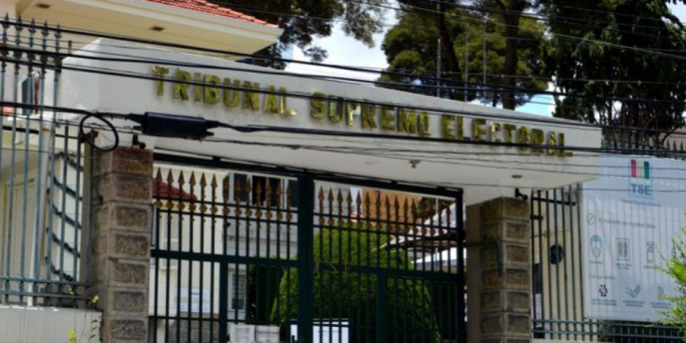 El TSE defiende anulación de ADN y UCS