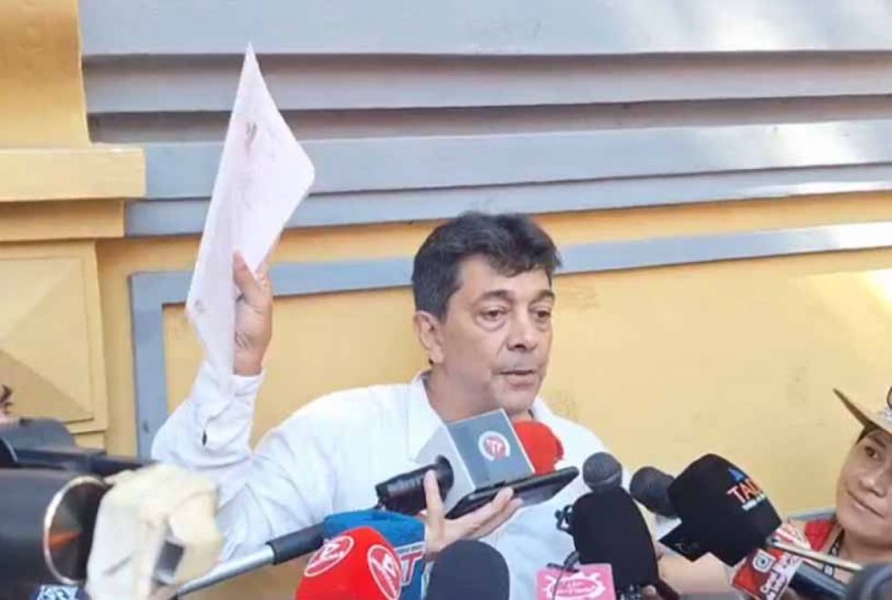 Zamora asegura que tiene todos los documentos que validan su condición de refugiado tras su inhabilitación