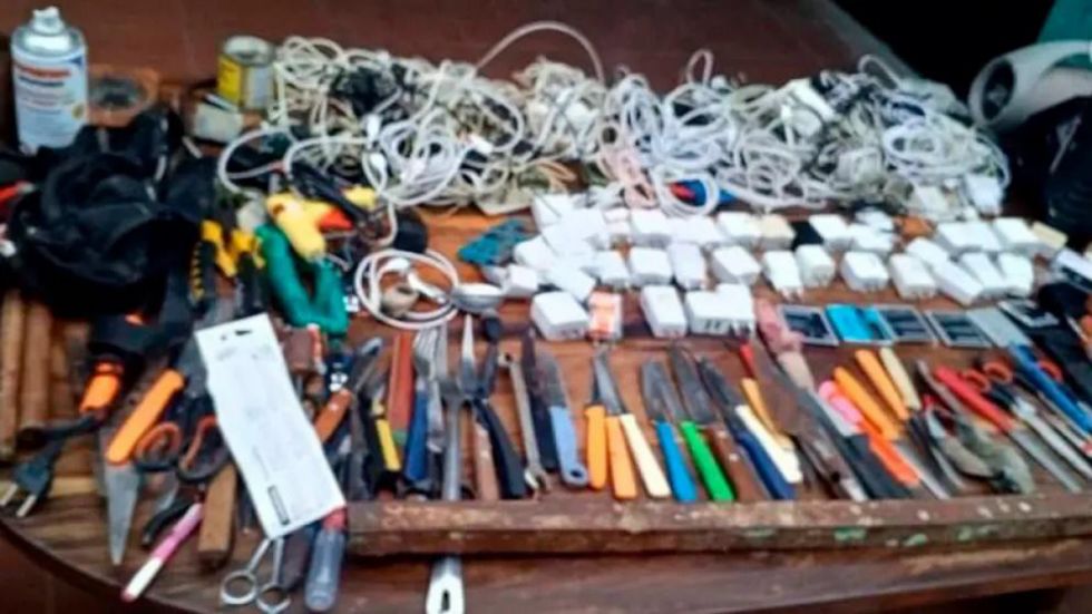 Secuestran cuchillos, celulares y otros objetos prohibidos en la cárcel de Palmasola, en puertas del Carnaval