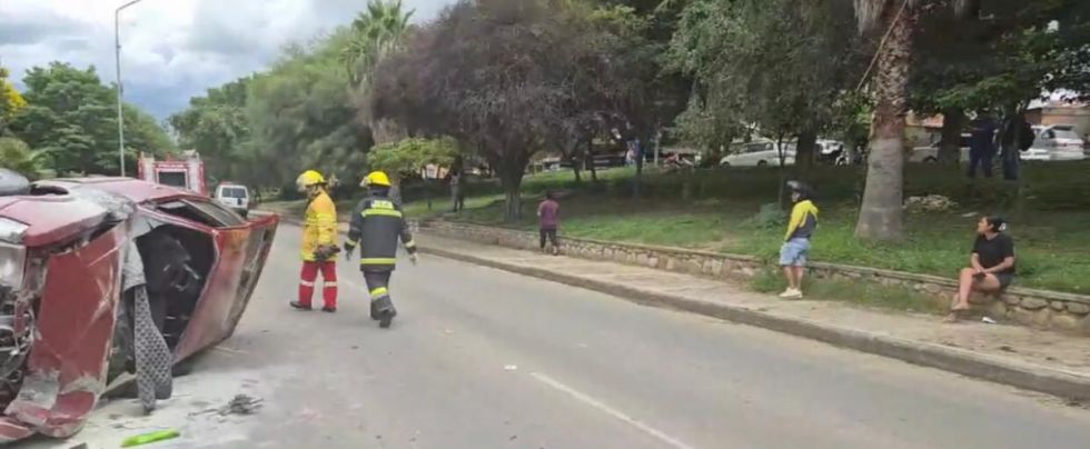 Vuelco lateral y daños de consideración en accidente urbano