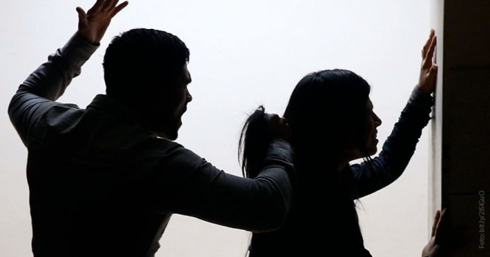 Durante una golpiza le fracturó el brazo a su pareja