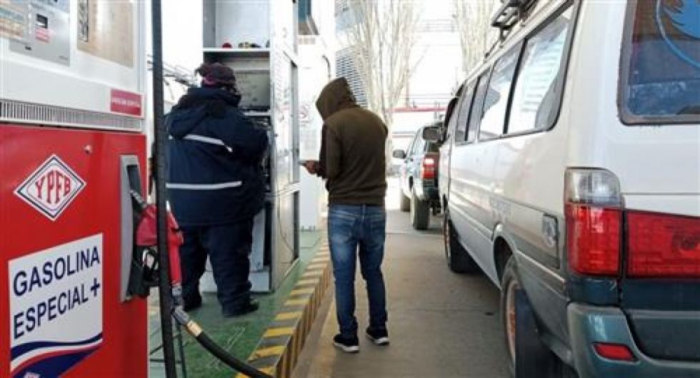 Gobierno atribuye la fila en los surtidores a la “buena calidad del combustible” 