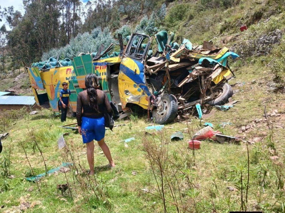 Martes de Ch’alla marcado por la tragedia: flota cae a barranco en Mocomoco