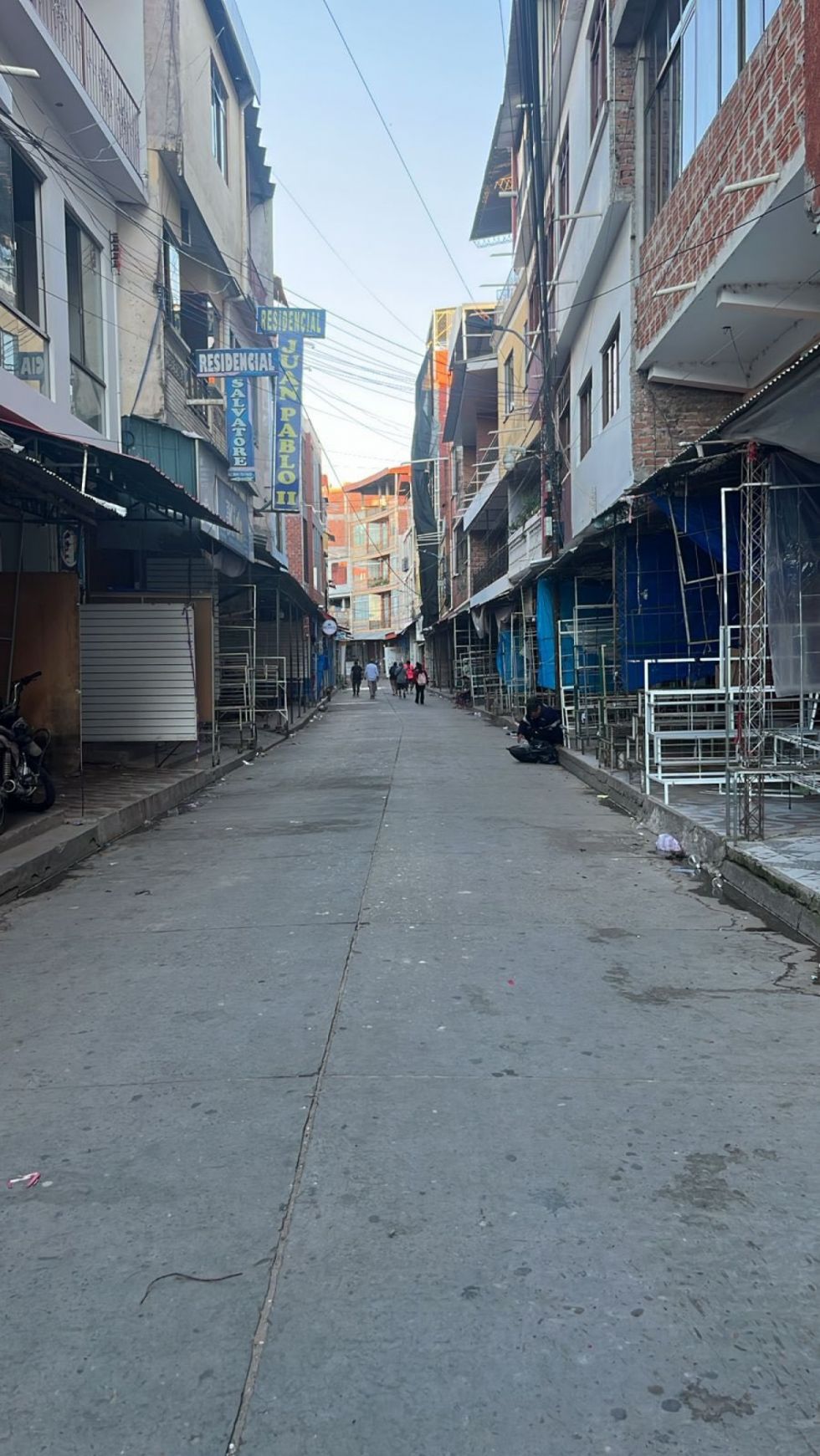 Calles vacías en Bermejo por campaña masiva de limpieza; autoridades buscan frenar brote de enfermedades