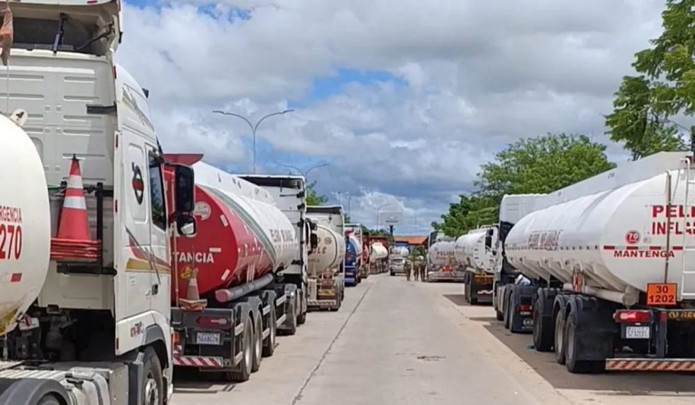 Filas históricas de cisternas rodean la refinería de Palmasola en Santa Cruz