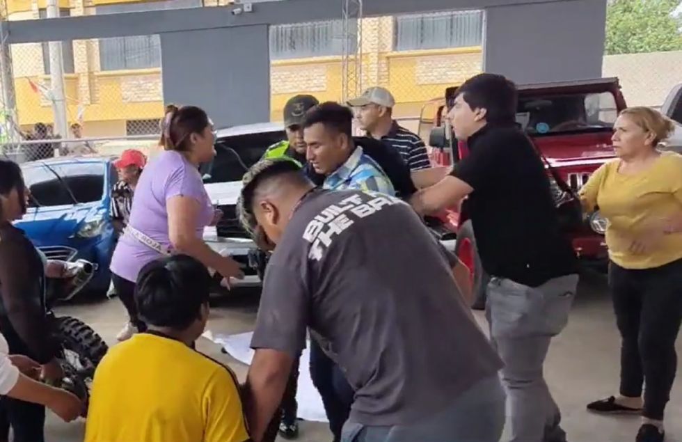 Batalla campal en negocio de autos por dinero que supera los Bs 8 millones (video)