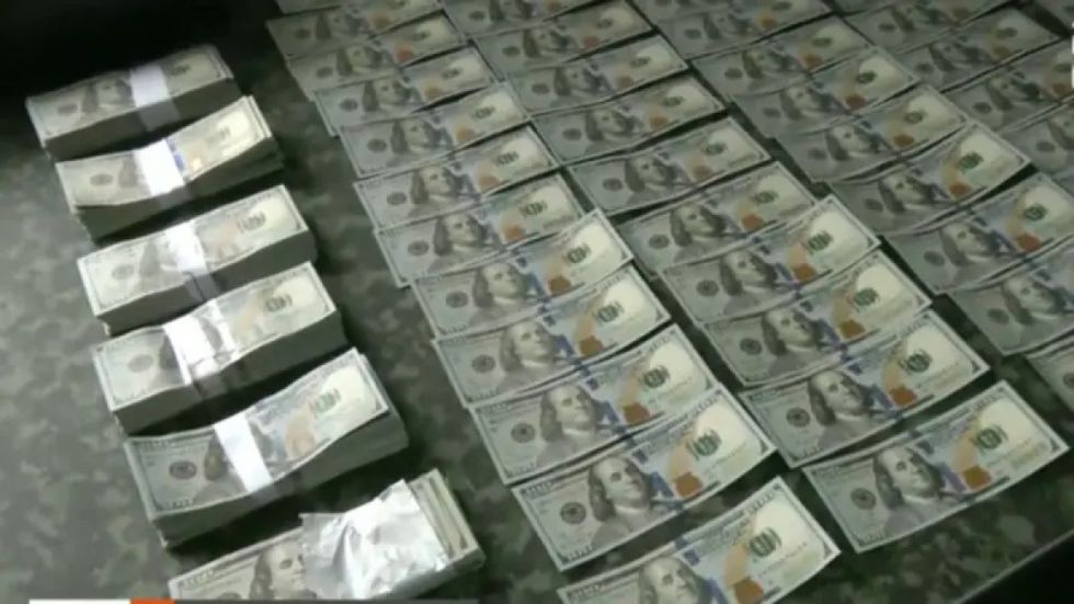 Hallan $us 100 mil falsos; aprehendieron a una mujer 