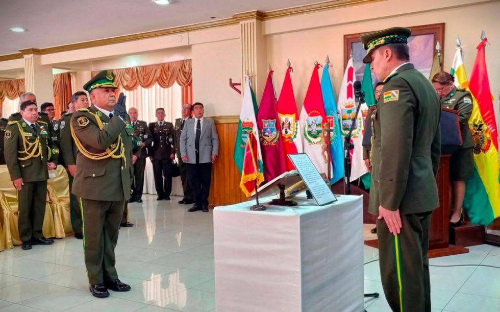 Valenzuela jura como Inspector General tras decreto presidencial