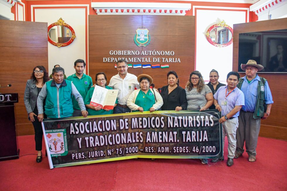 Gobernación entrega 14 personerías  jurídicas a asociaciones de Tarija