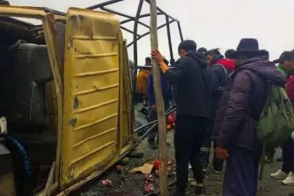 Accidente fatal: Mueren cinco dirigentes de una comunidad paceña al volcarse una camioneta