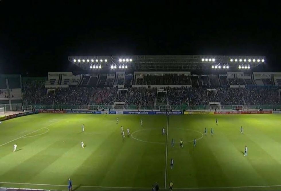 Gobernación de Santa Cruz apunta a CONMEBOL por el papelón de las luminarias 