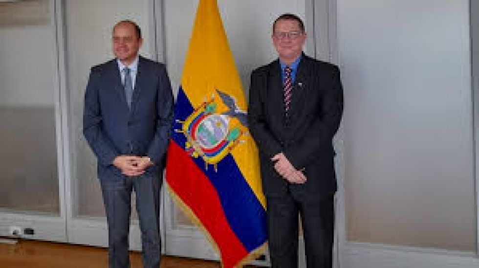 Ecuador pide al embajador de Cuba abandonar el país