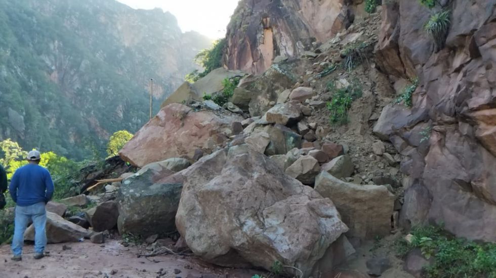 Derrumbe corta la ruta Villa Montes–Tarija en El Angosto
