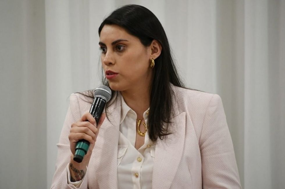 Barrientos presenta la renuncia a Autonomías tras presión de Camacho