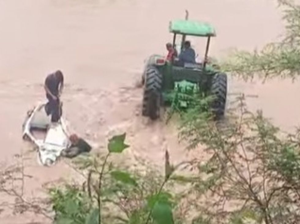Yacuiba: Vehículo fue arrastrado por una quebrada (Video)