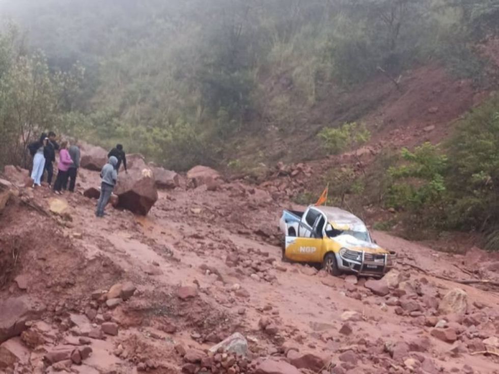Reportan desplazamiento de tierra en el camino Canaletas – Palos Blancos