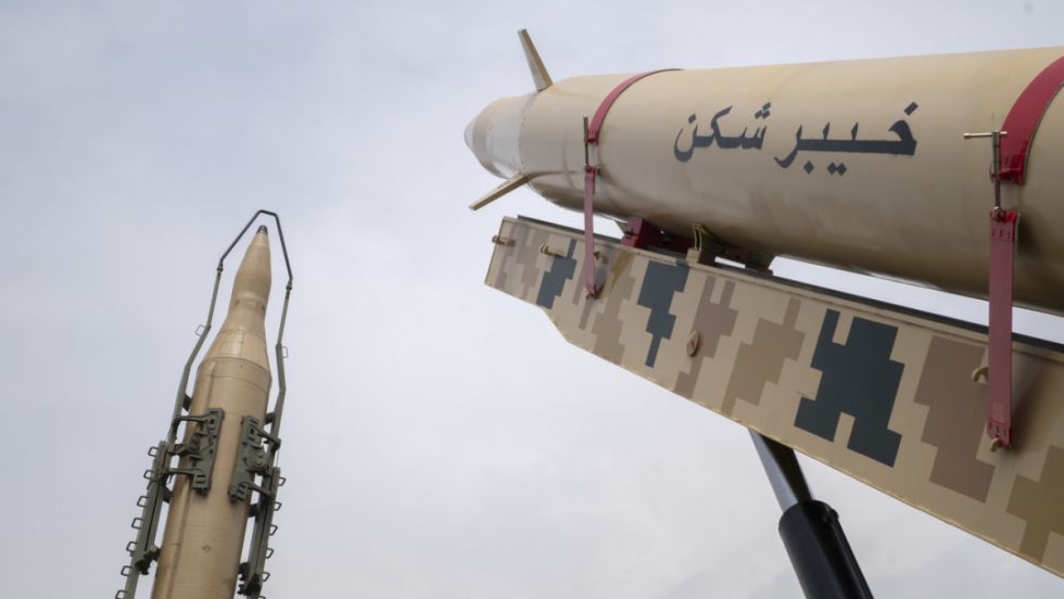 Irán ataca una refinería israelí