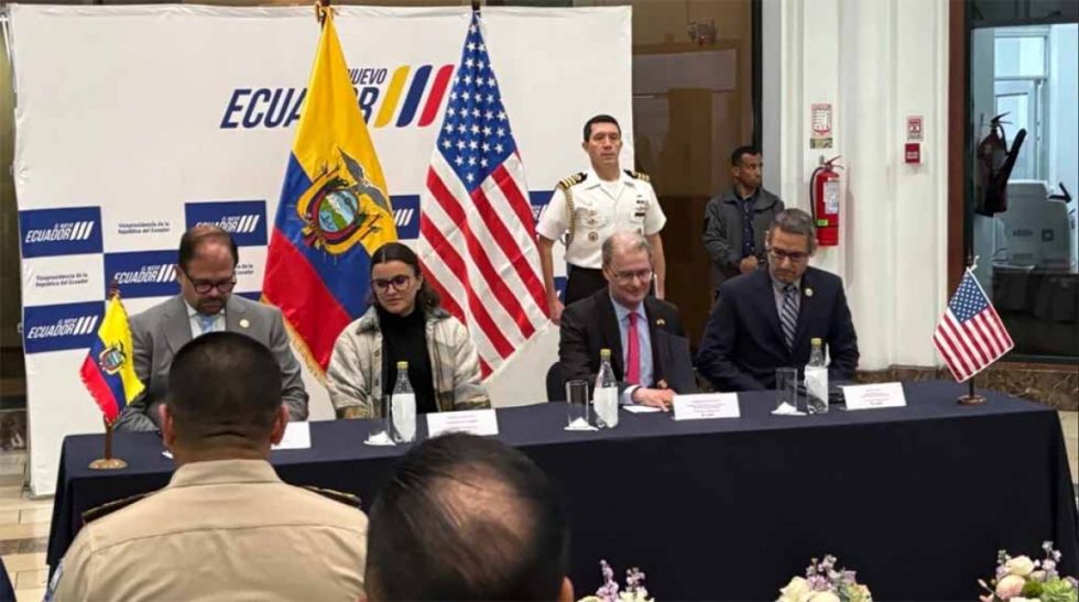 Ecuador firma acuerdo para presencia del FBI