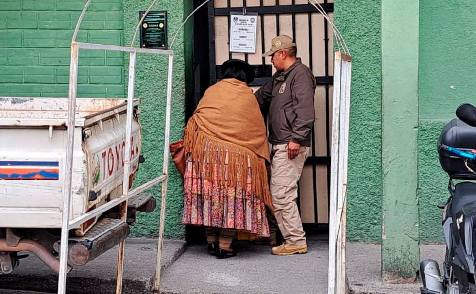 Tildan de “inhumana” la persecución contra Elvira Parra