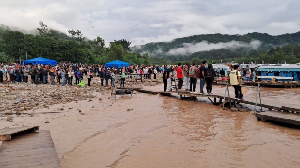 Crecida del río demora paso de compradores en Bermejo