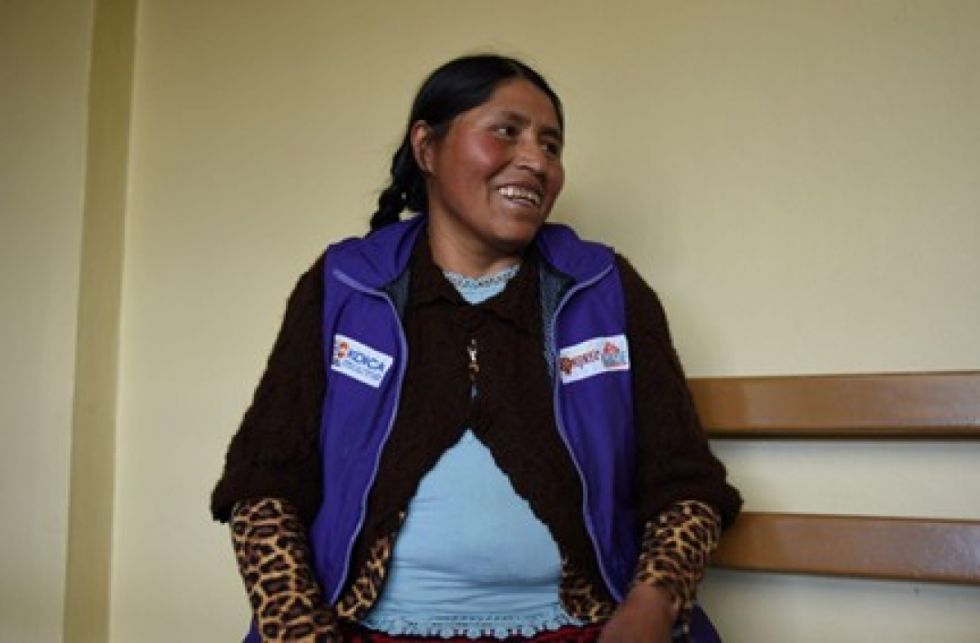 Maruja Copiracona porta el chaleco que identifica a las promotoras comunitarias. El Alto, Bolivia. Foto: Gustavo Ticona