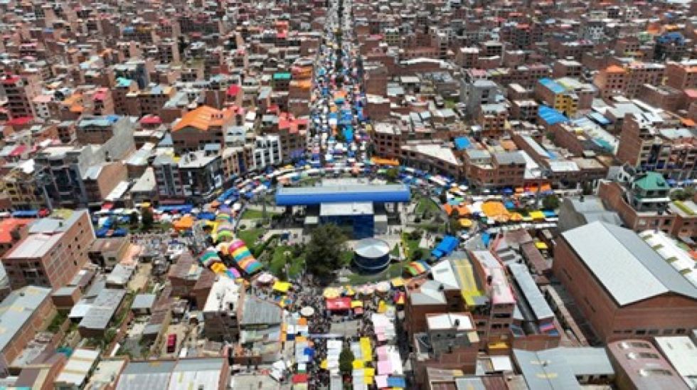 Vista panorámica de una feria de comercio en la ciudad de El Alto, Bolivia. Foto: Alcaldía El Alto