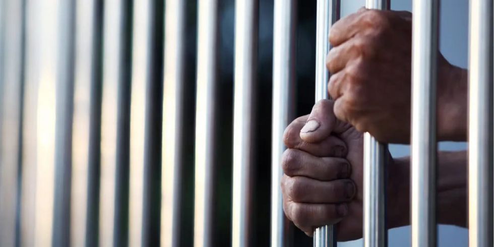 Lo sentencian por enamorar  y violar a una menor de edad