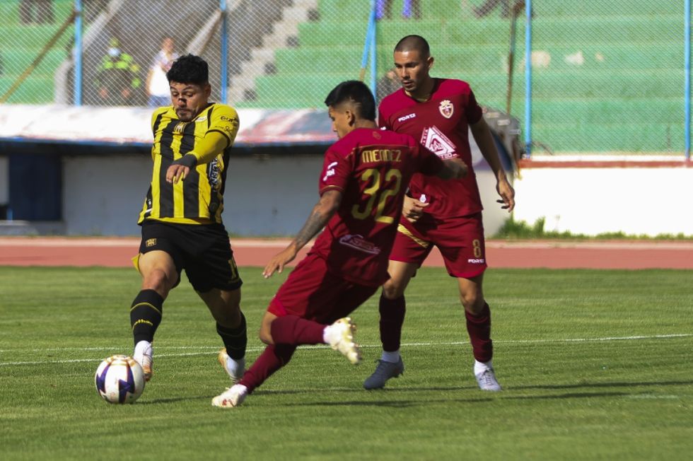 Polémico penal en el empate entre Real Oruro y The Srongest